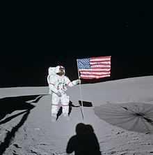 https://upload.wikimedia.org/wikipedia/commons/thumb/0/09/Apollo_14_Shepard.jpg/220px-Apollo_14_Shepard.jpg